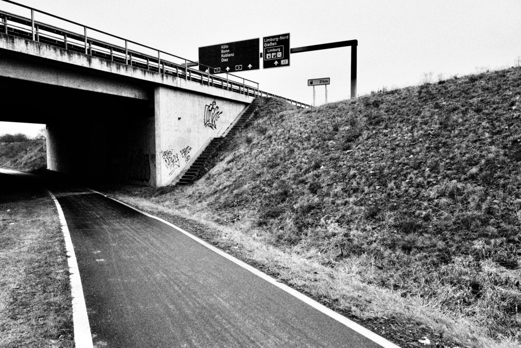 Eschhöfer Brücken-Weg, Januar 2026. Schwarzweiß-Fotografie mit Leica Q2 Monochrom von Sascha Büttner.